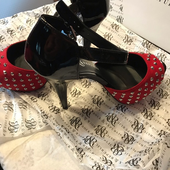 Woman’s Stilettos - Picture 4 of 8